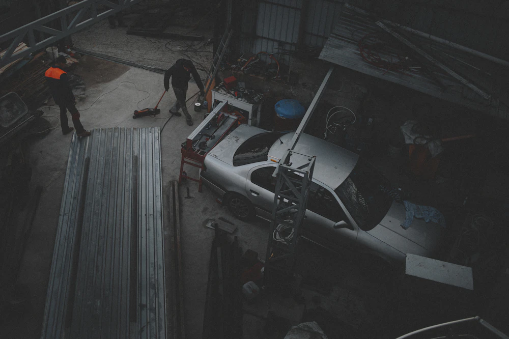 The working floor of an independent motor workshop