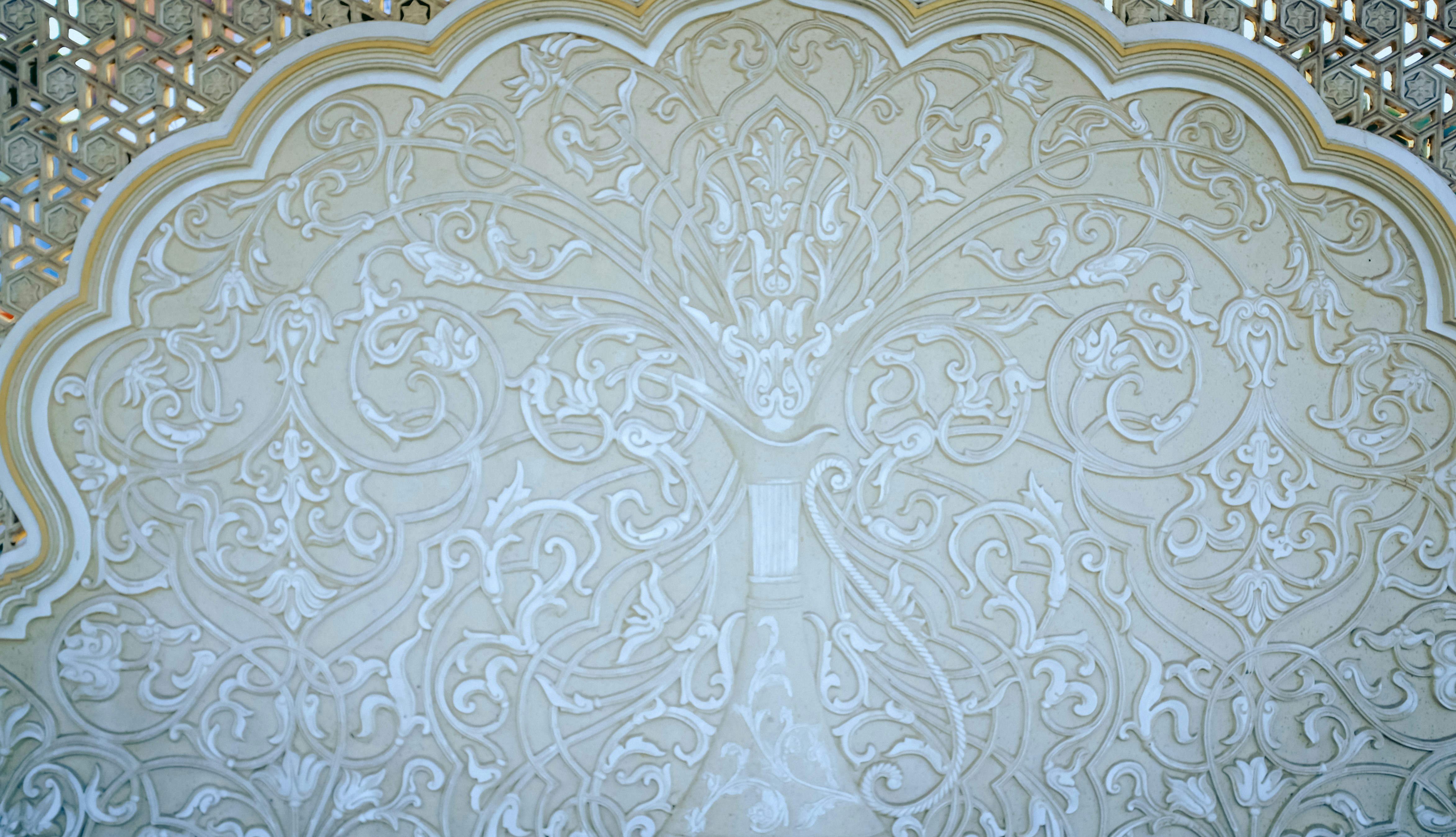 Silk lace wedding wallpaper, ilustrasi artikel Elevate Your Wedding Night: The Essential Guide to Luxury Bridal Lingerie 3