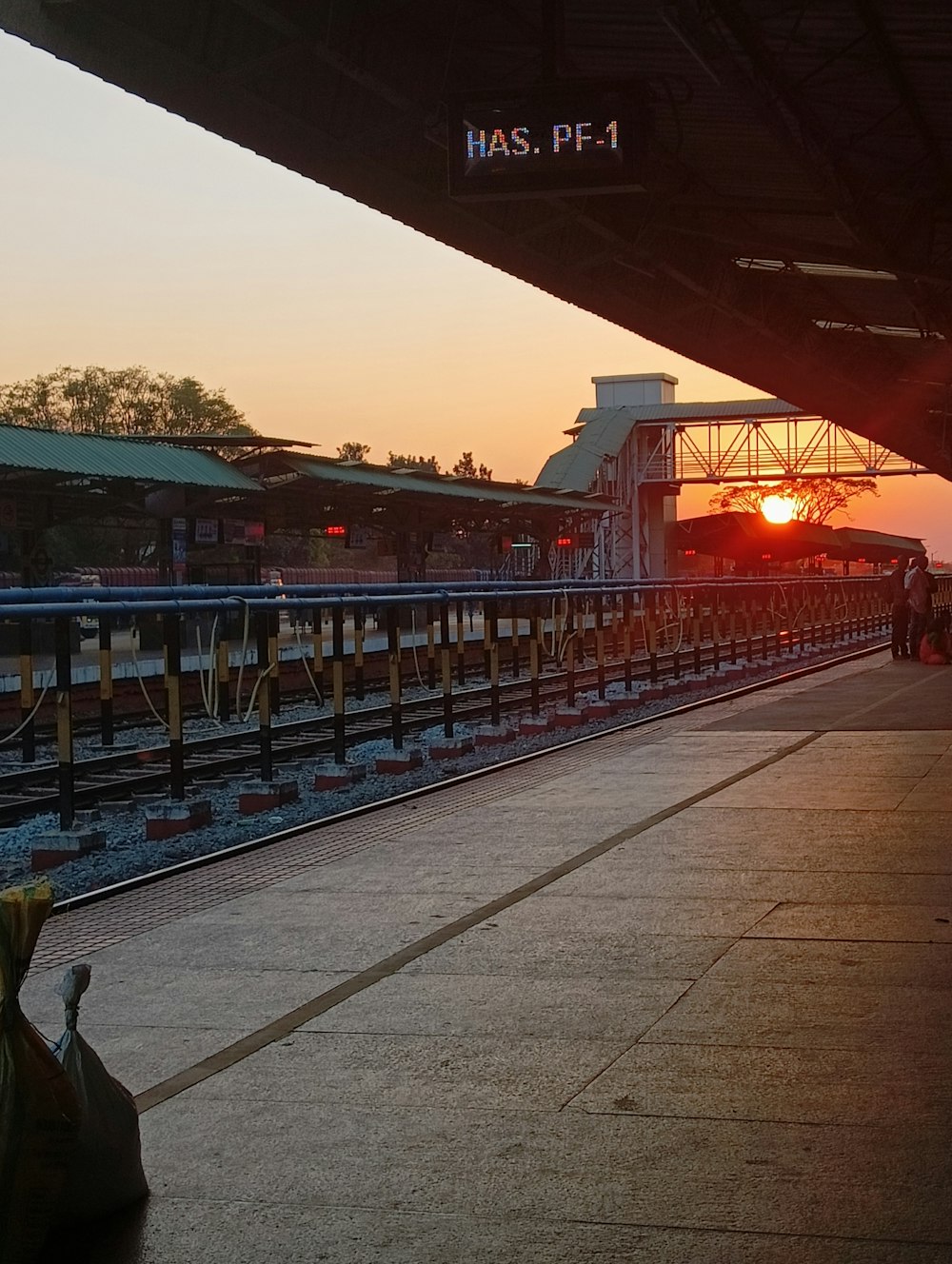 Die Sonne geht am Bahnhof unter