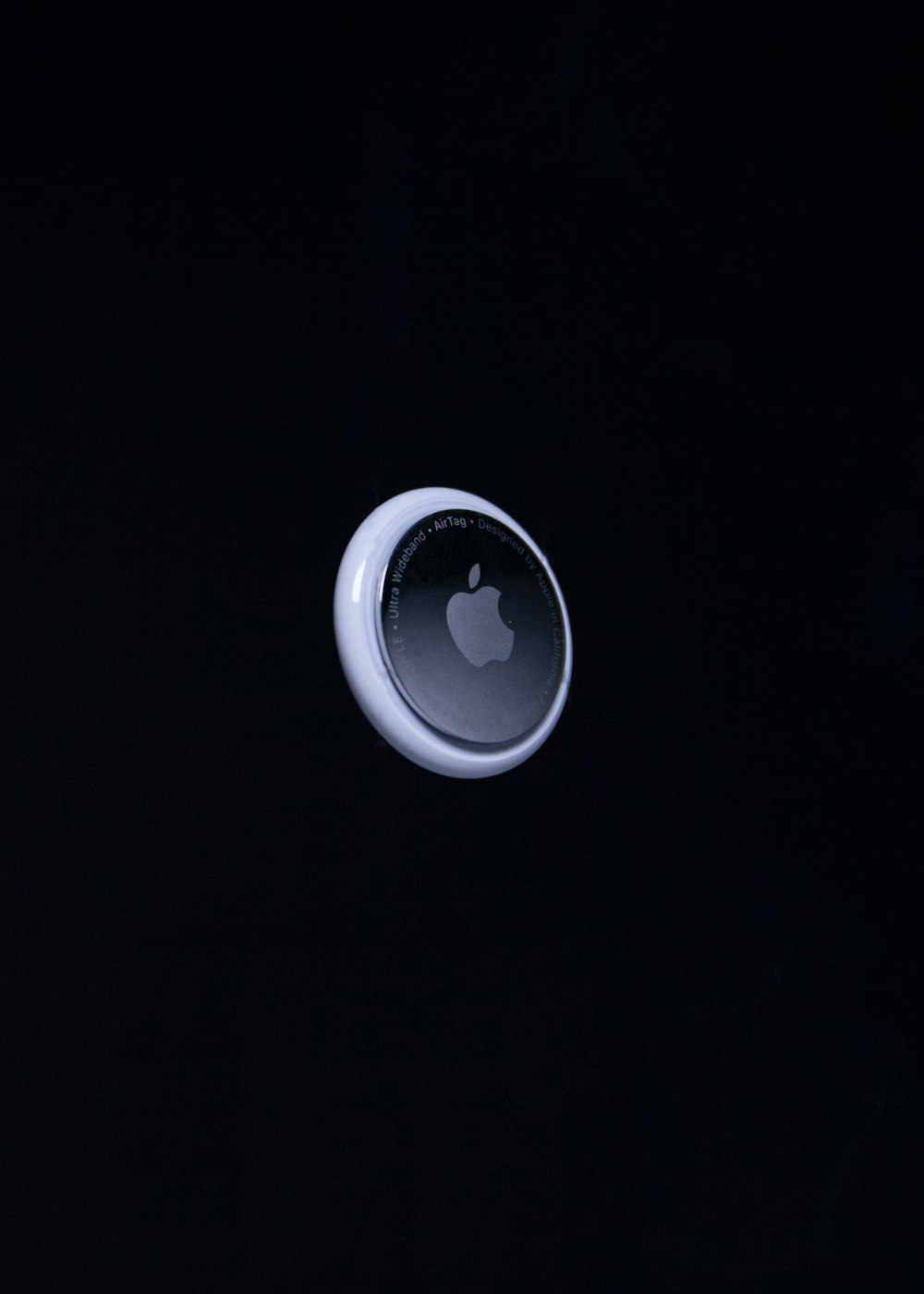 Ein Apple-Logo wird auf schwarzem Hintergrund angezeigt