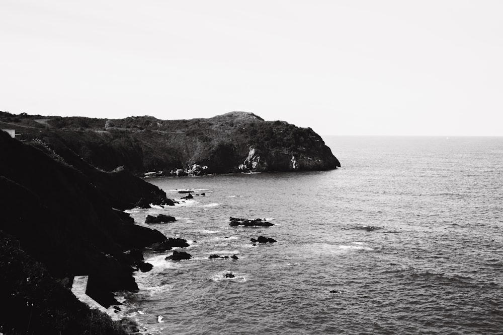 uma foto em preto e branco de um litoral rochoso