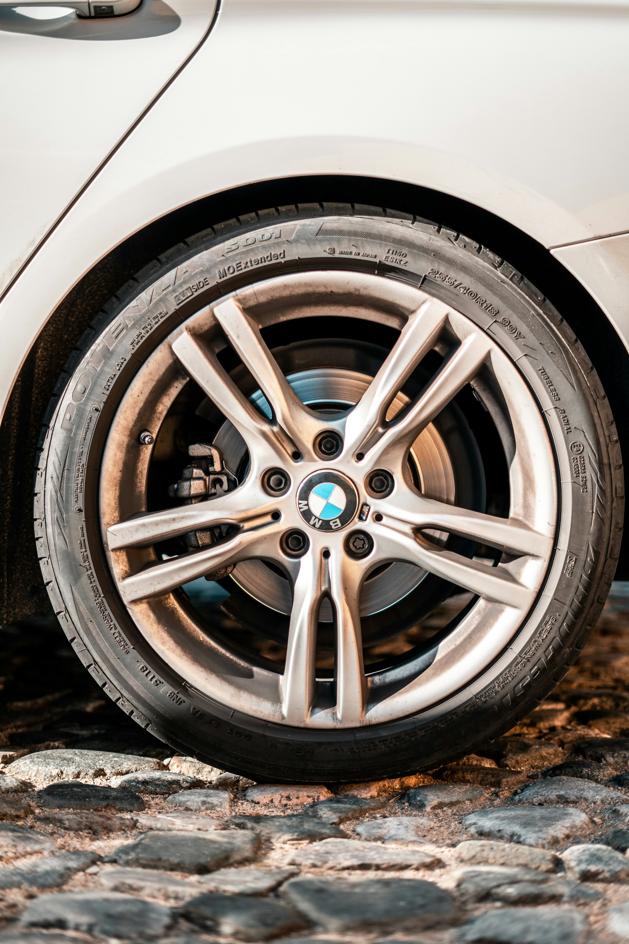 Gros plan d’une roue sur une voiture