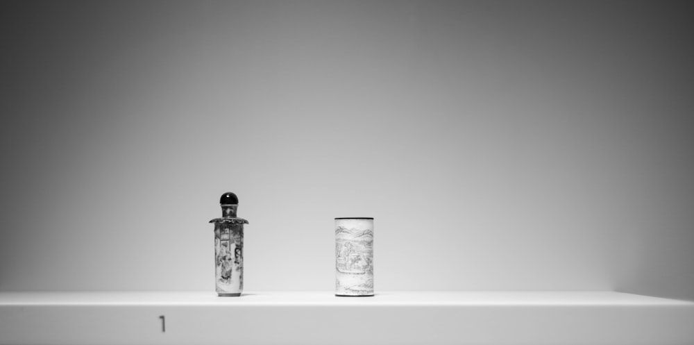 Un par de botellas encima de un estante
