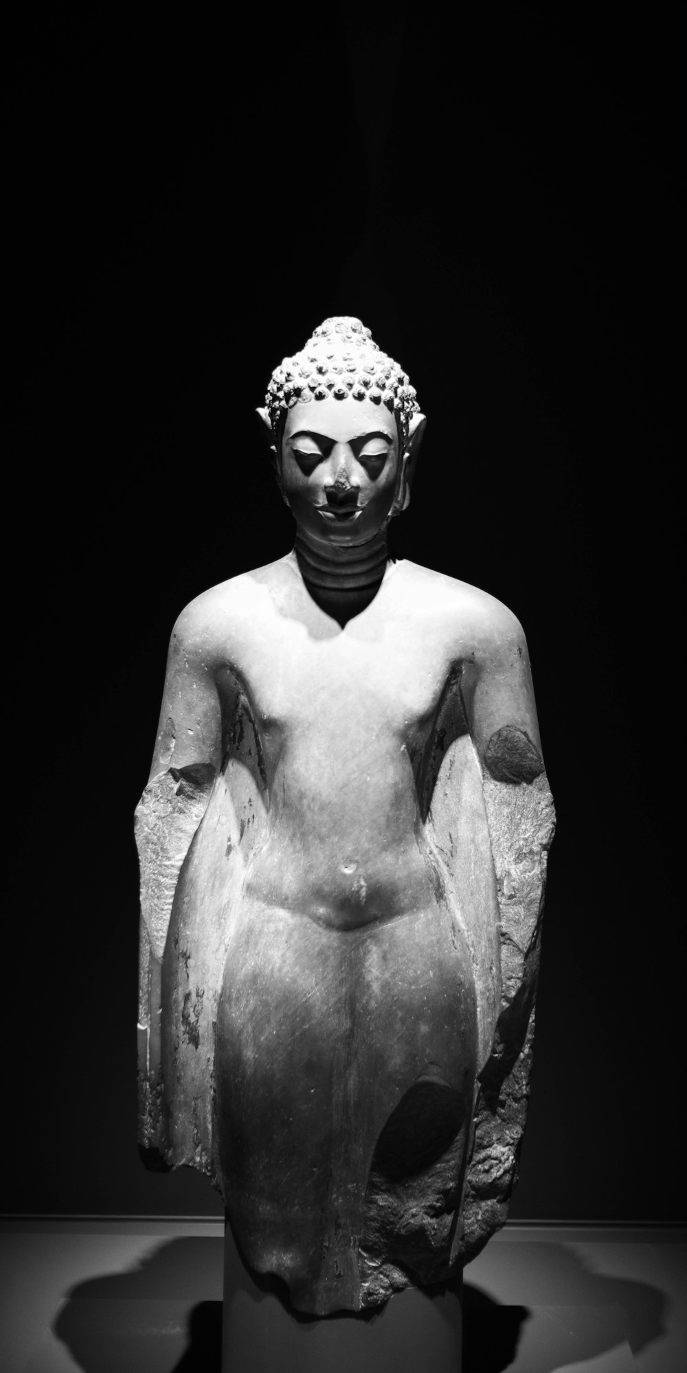 una foto in bianco e nero di una statua