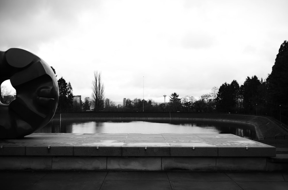 uma foto em preto e branco de uma escultura em um parque