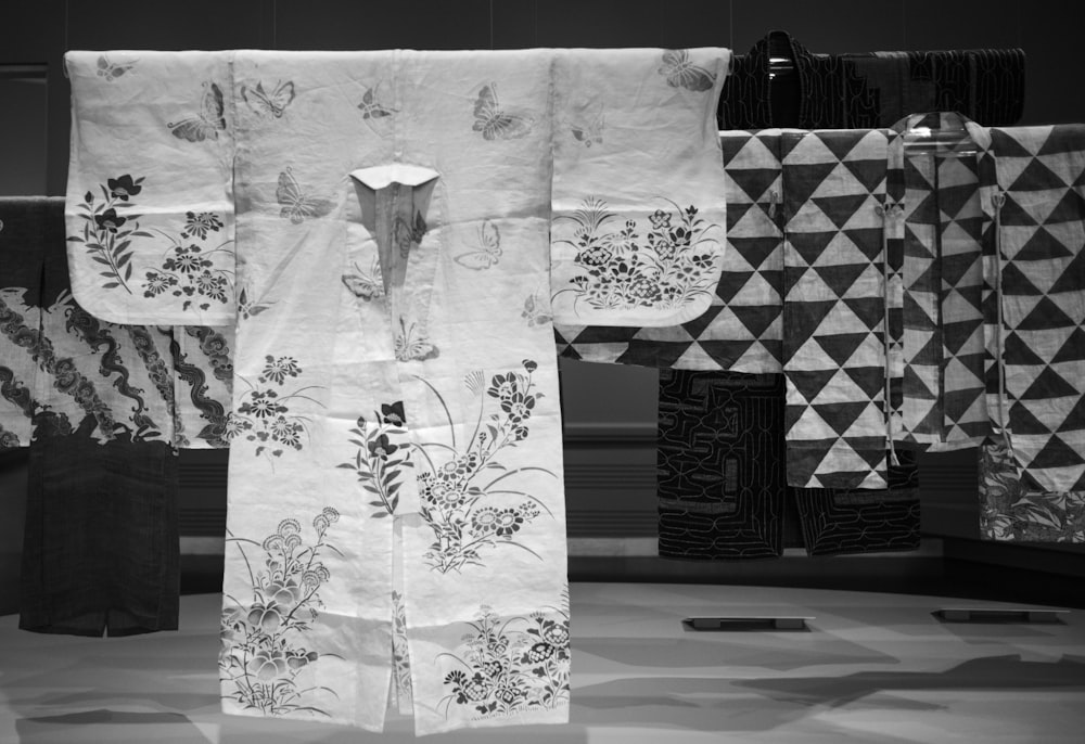 Una foto in bianco e nero di un kimono