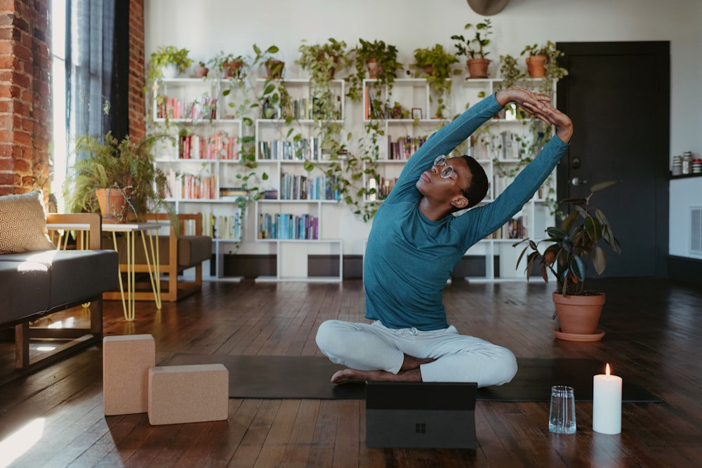 um homem está fazendo yoga em uma sala de estar