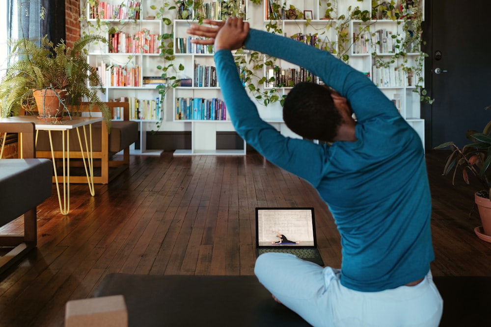 um homem que faz yoga em uma sala de estar