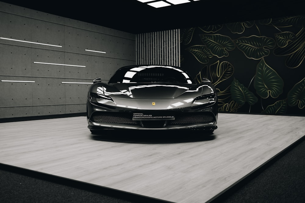 Ein schwarzer Sportwagen in einer Garage geparkt