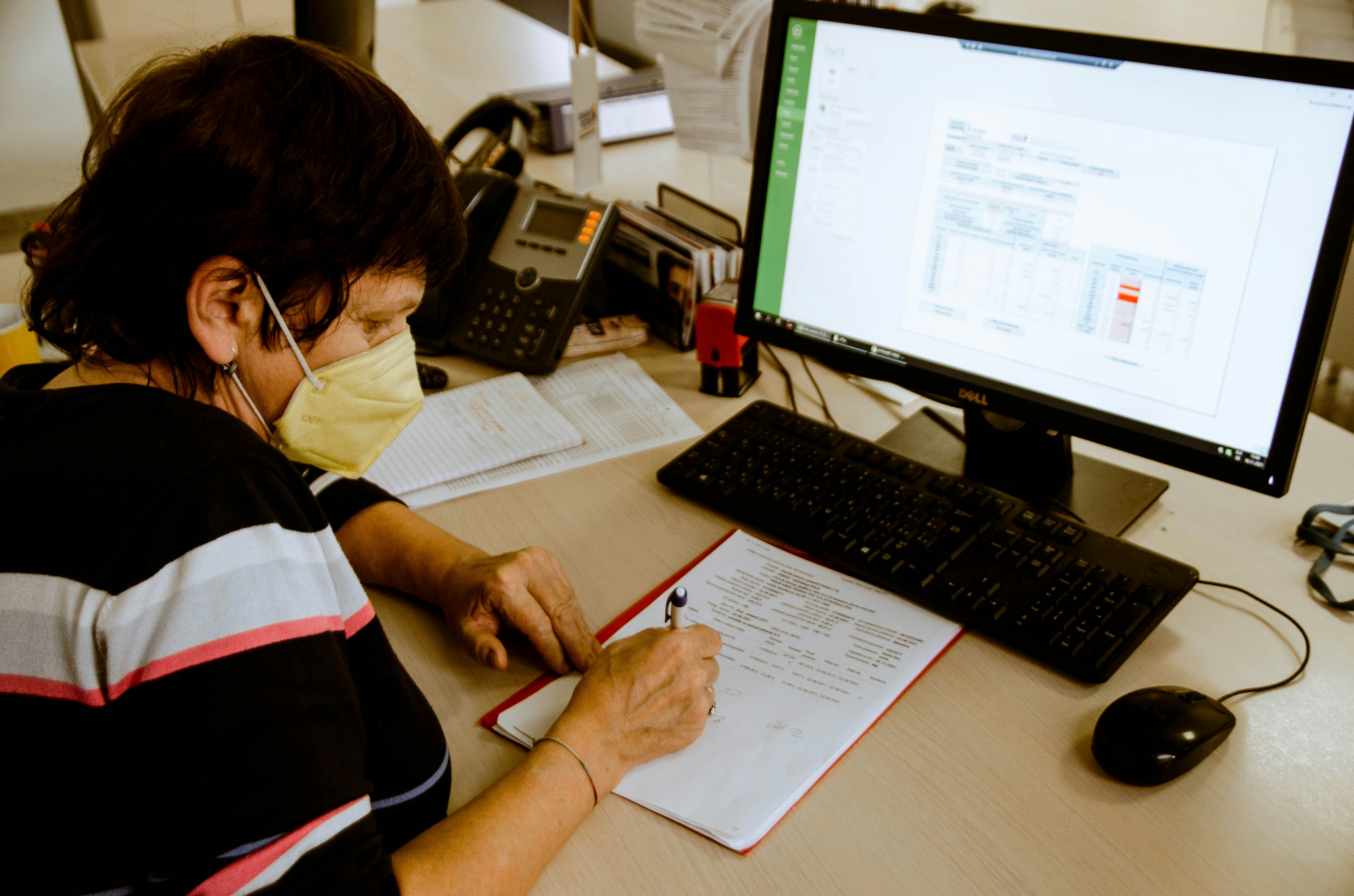 Professional virtual assistant working on streamlined administrative tasks.