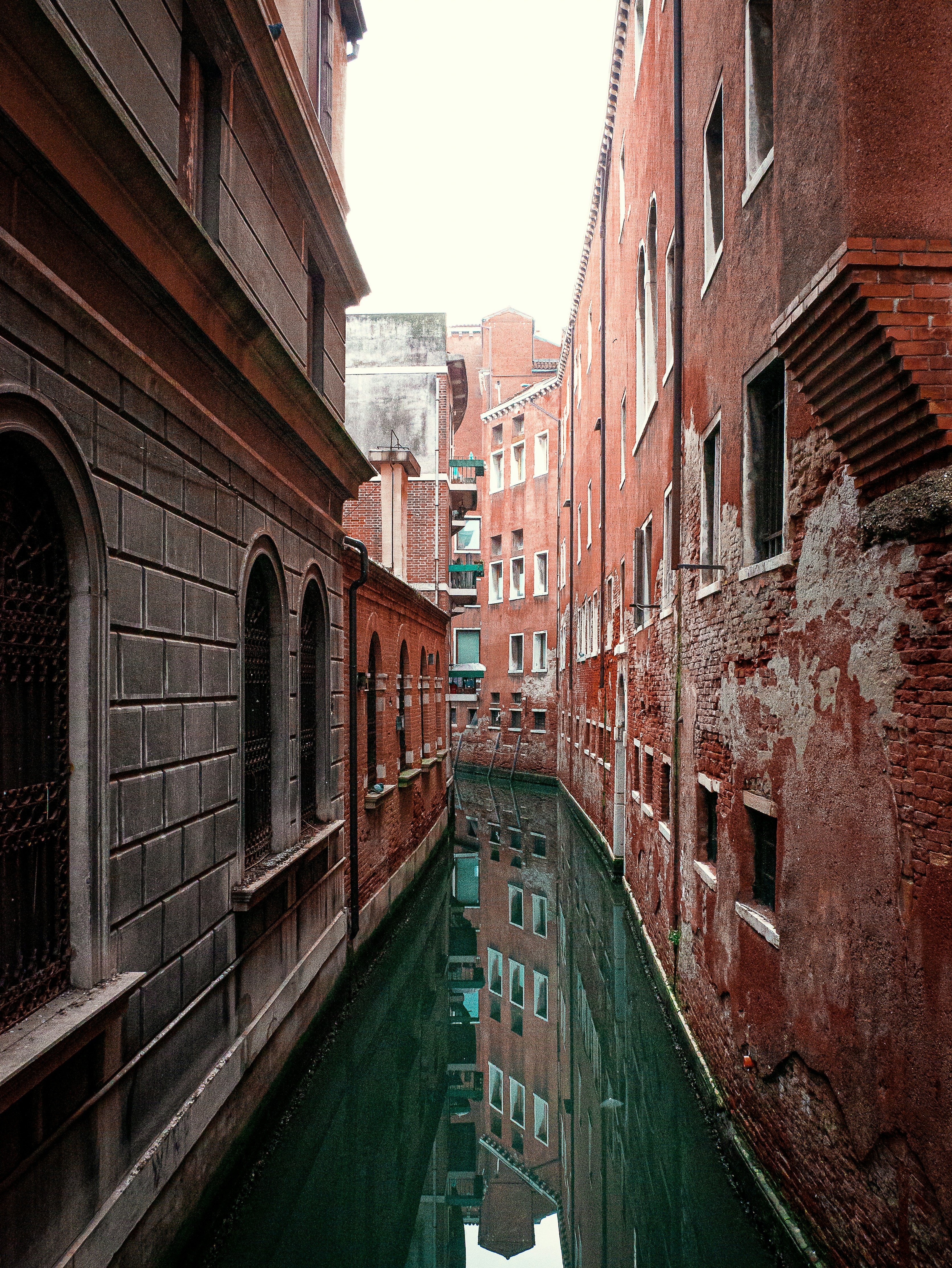 a narrow canal between two buildings in a city