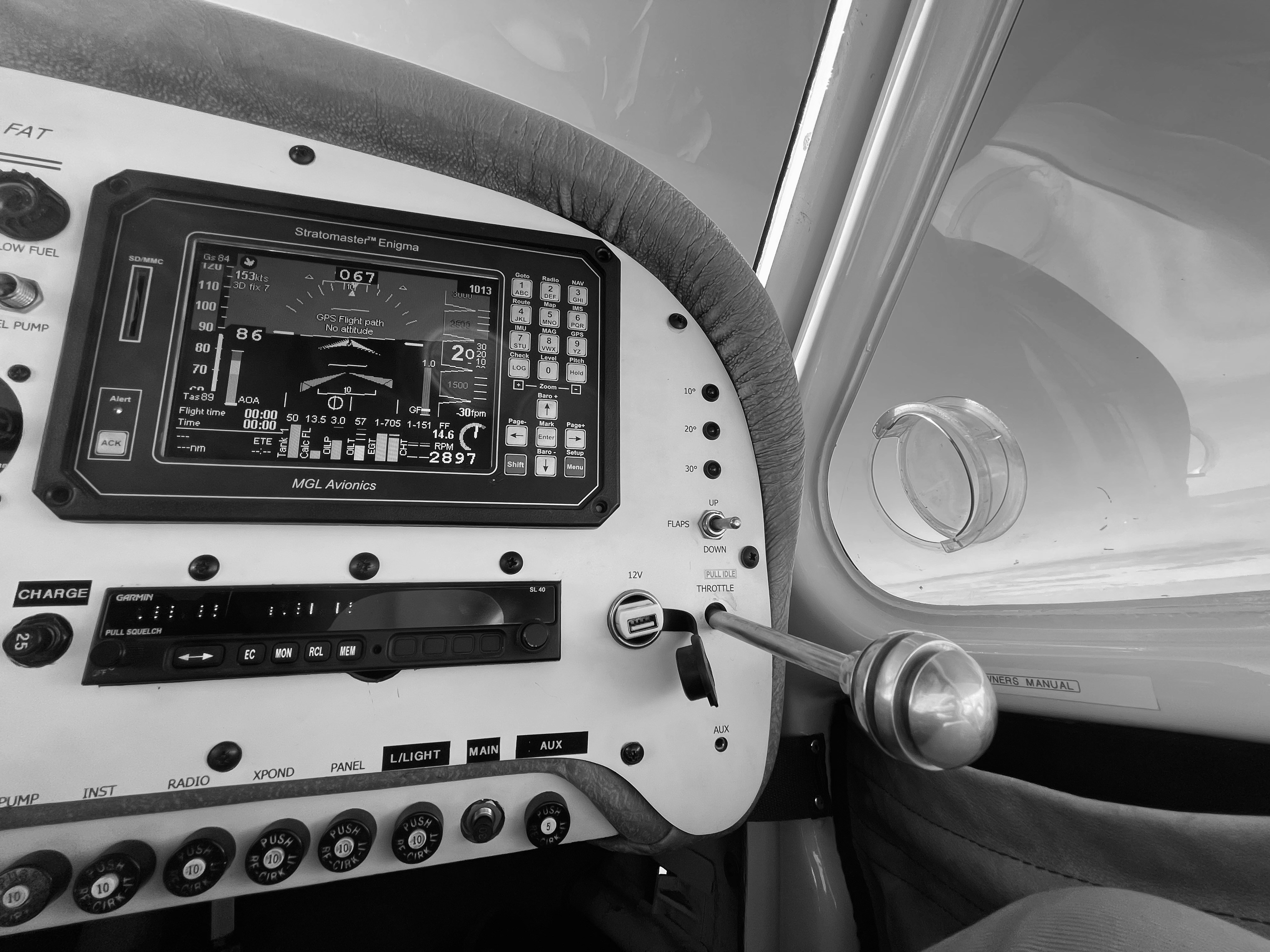 o painel de um pequeno avião com botões e controles