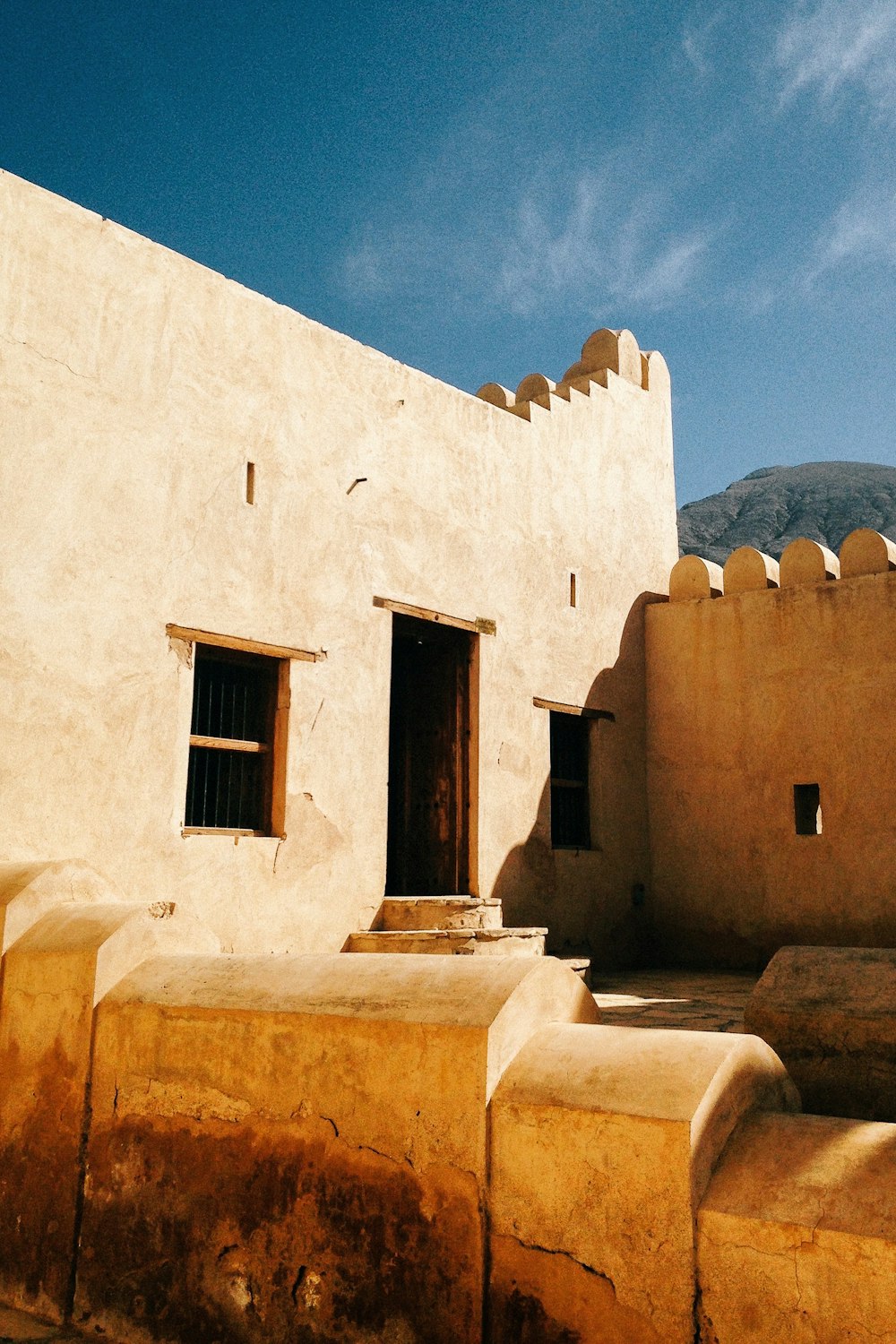 Un edificio adobe con i passaggi che portano ad esso