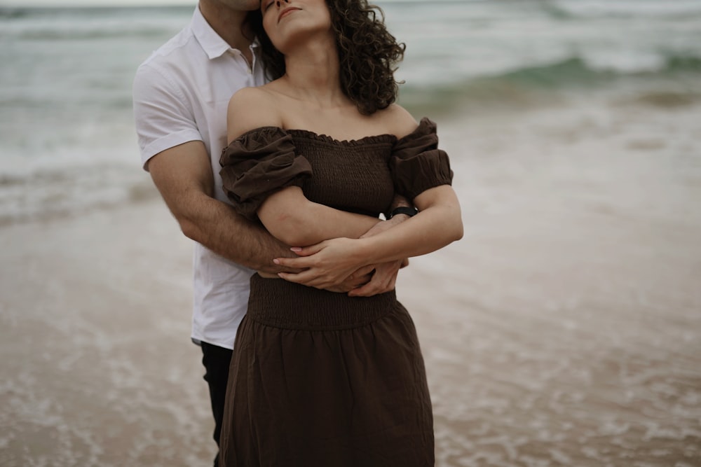 해변에서 나란히 서 있는 남자와 여자