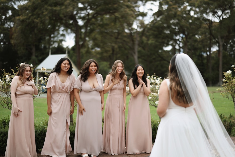 um grupo de mulheres de pé uma ao lado da outra