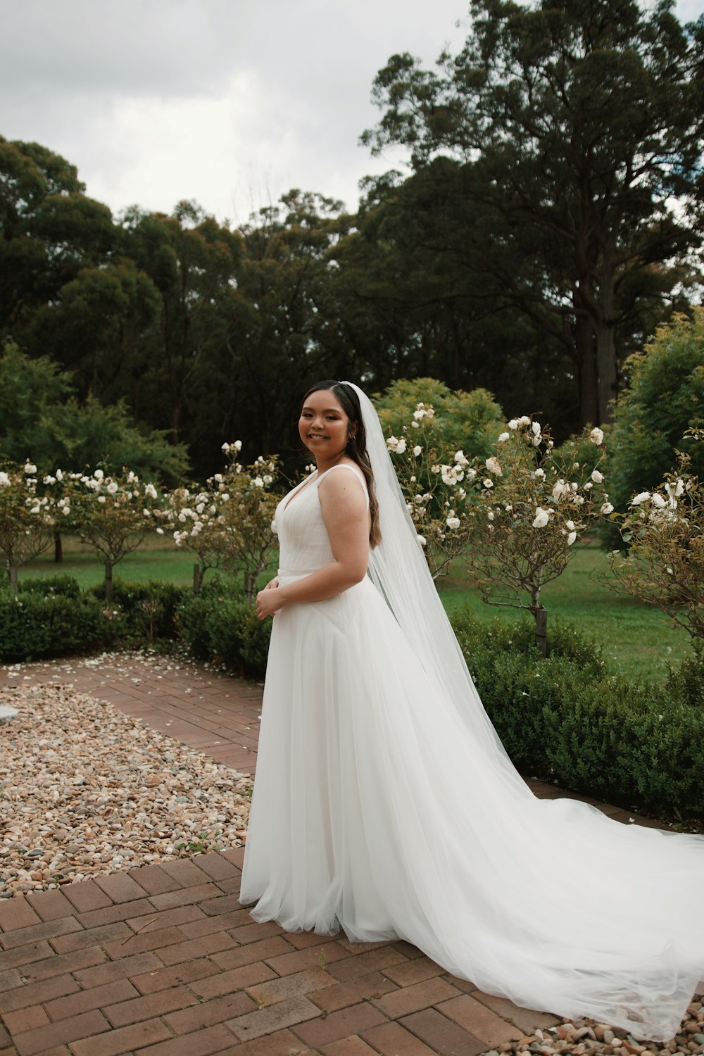uma mulher em um vestido de noiva posando para uma foto