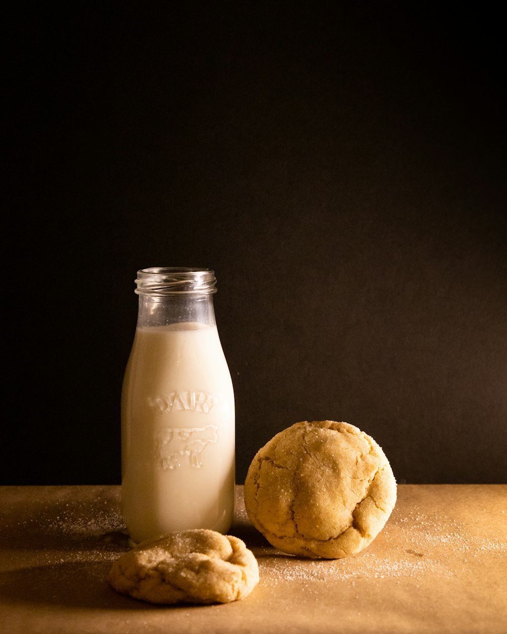 une bouteille de lait et un biscuit sur une table