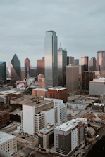 Vista de una ciudad con edificios altos