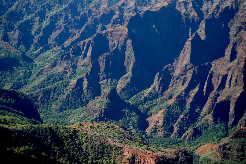 une vue d’une chaîne de montagnes depuis un avion