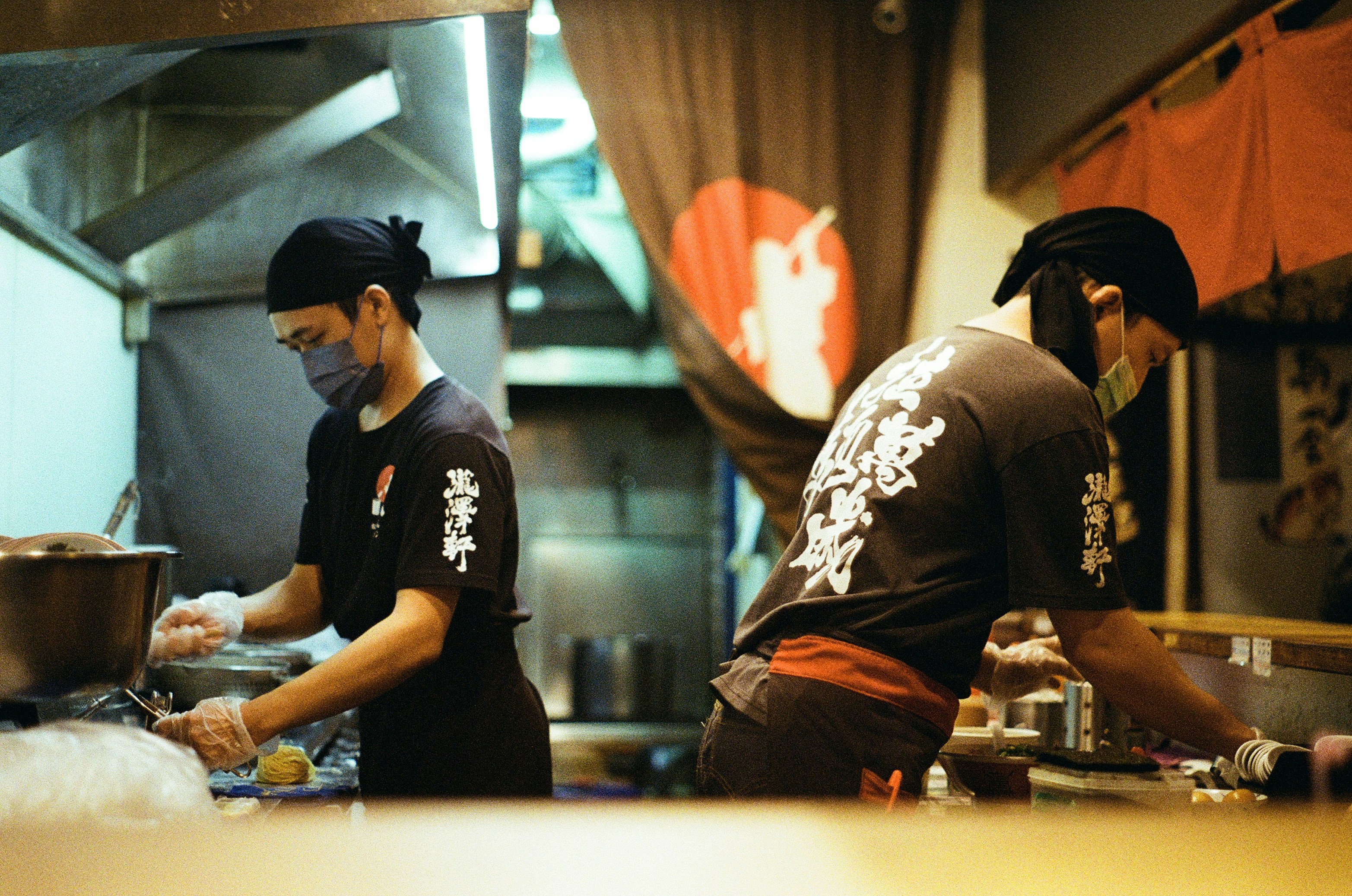 Пара мужчин готовит на кухне