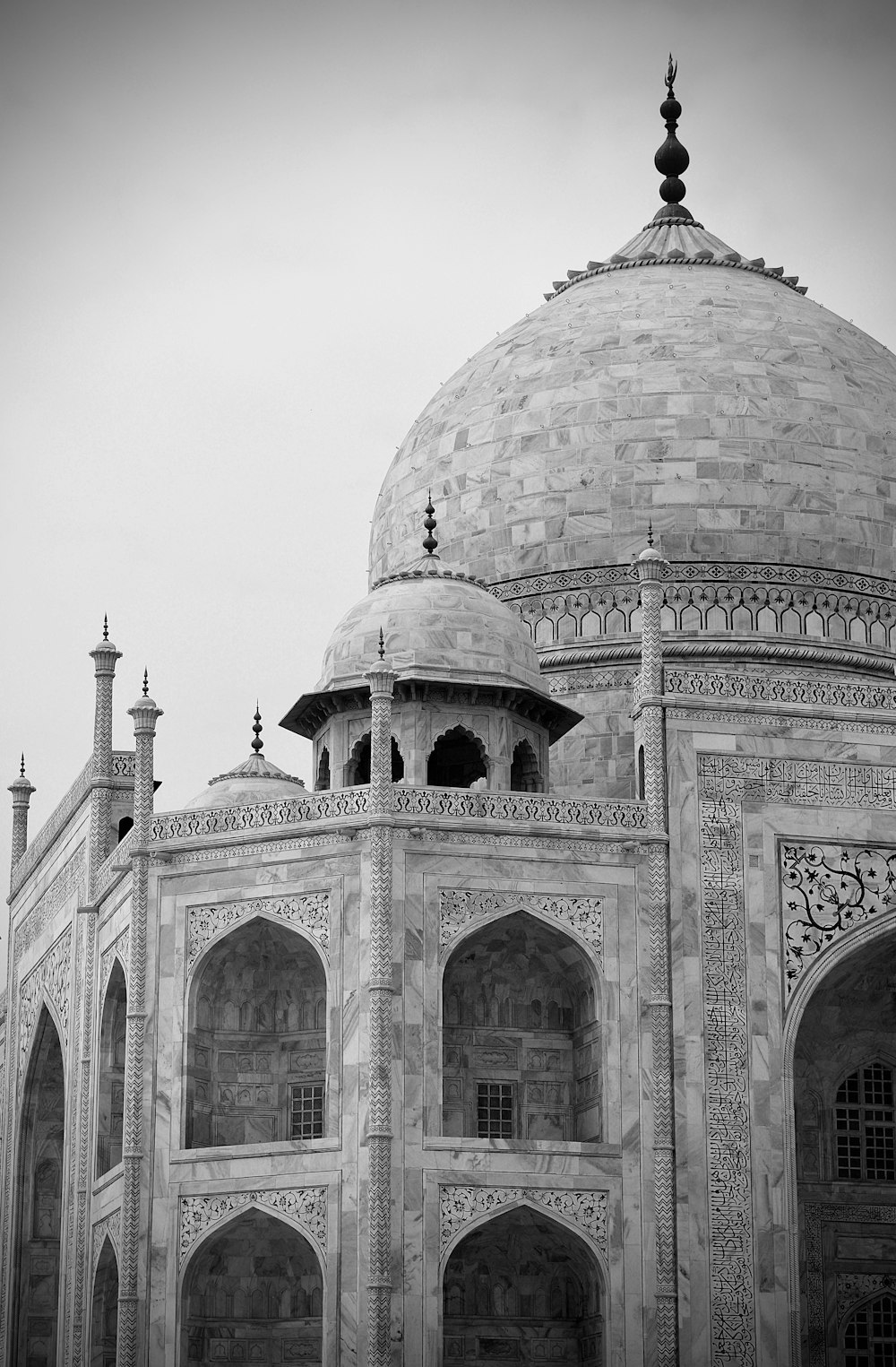 a black and white photo of a building