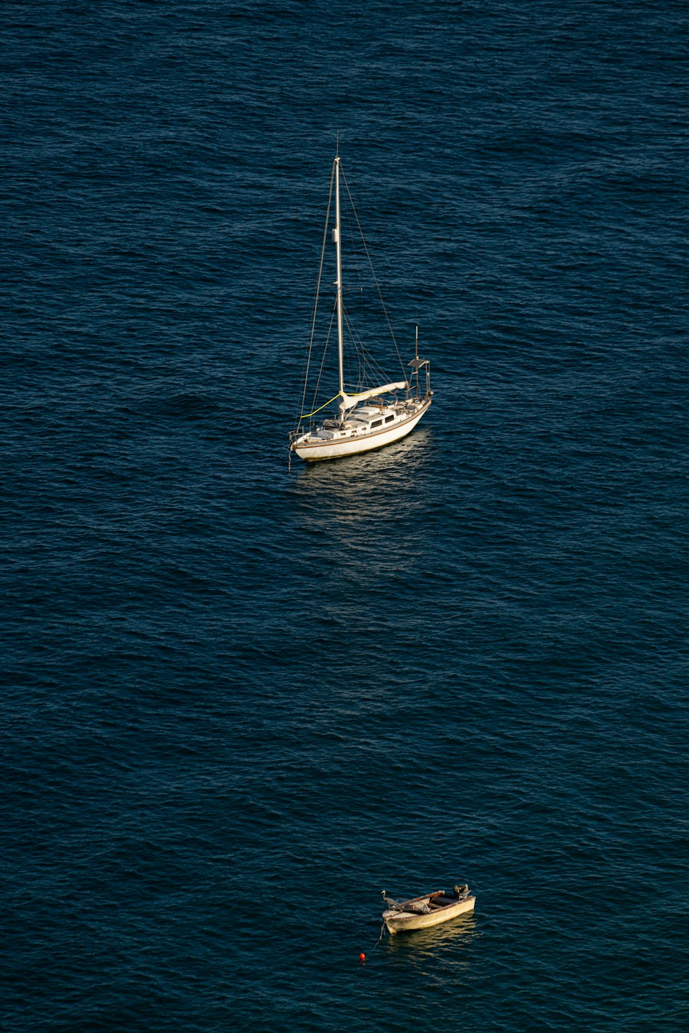 um veleiro e um pequeno barco no oceano