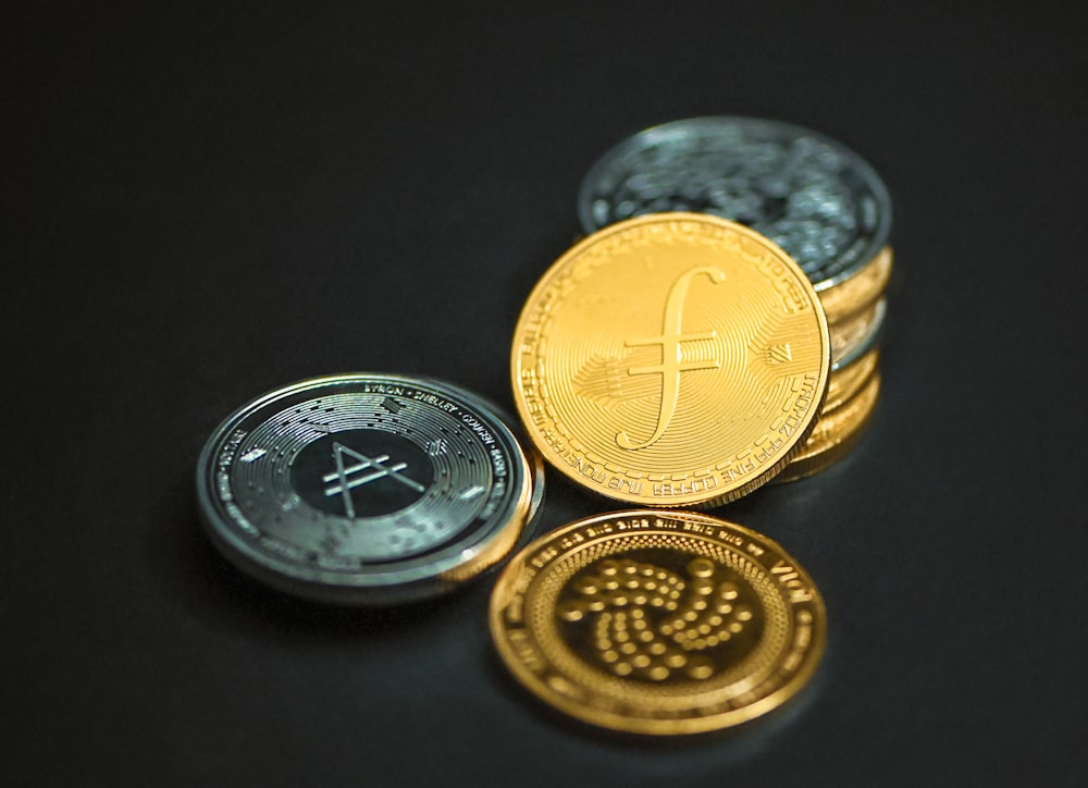 una pila di monete seduta in cima a un tavolo
