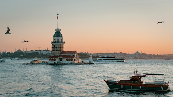 A boat floating on top of a body of water — Istanbul, Turkey