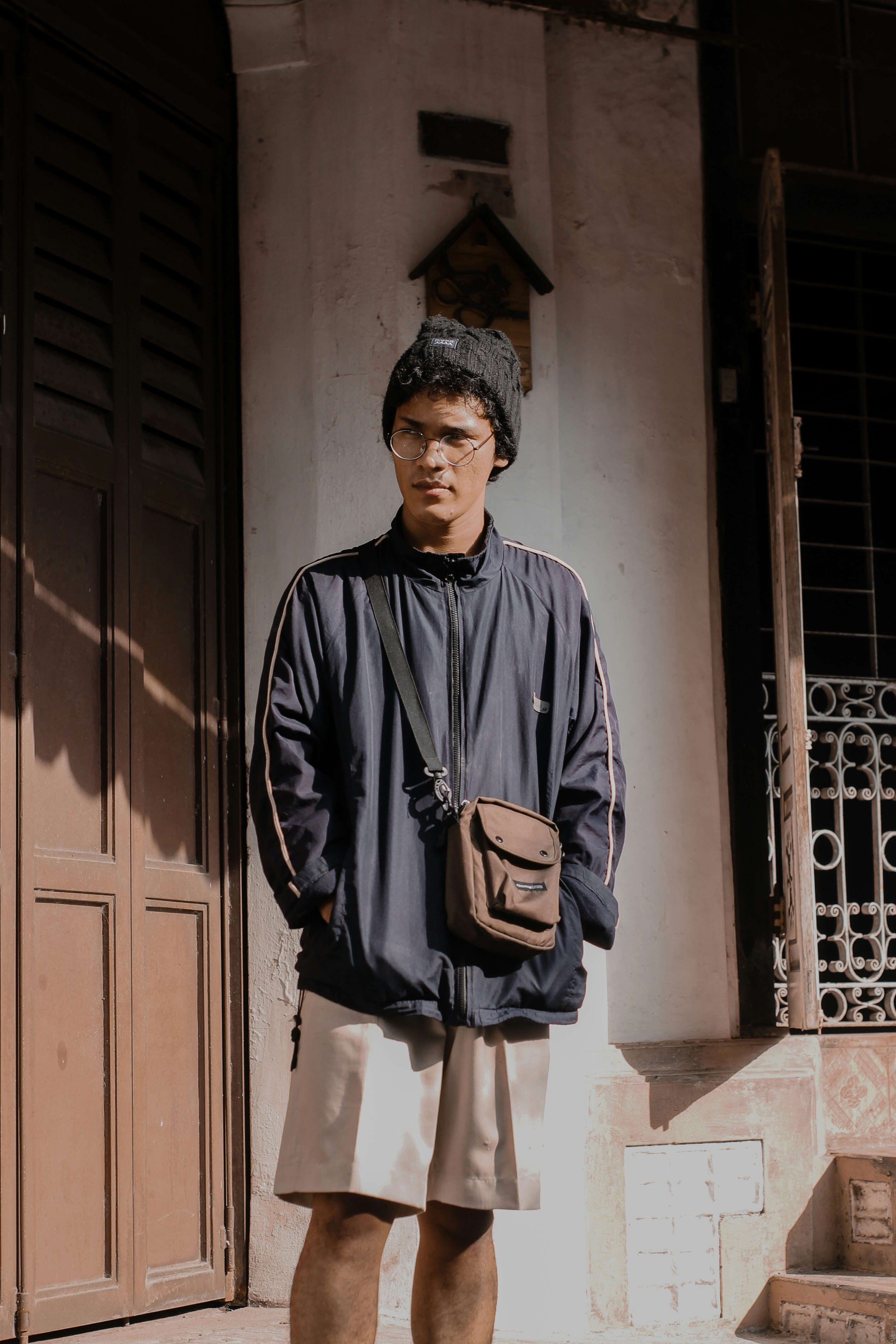 Seorang pria berdiri di depan sebuah gedung