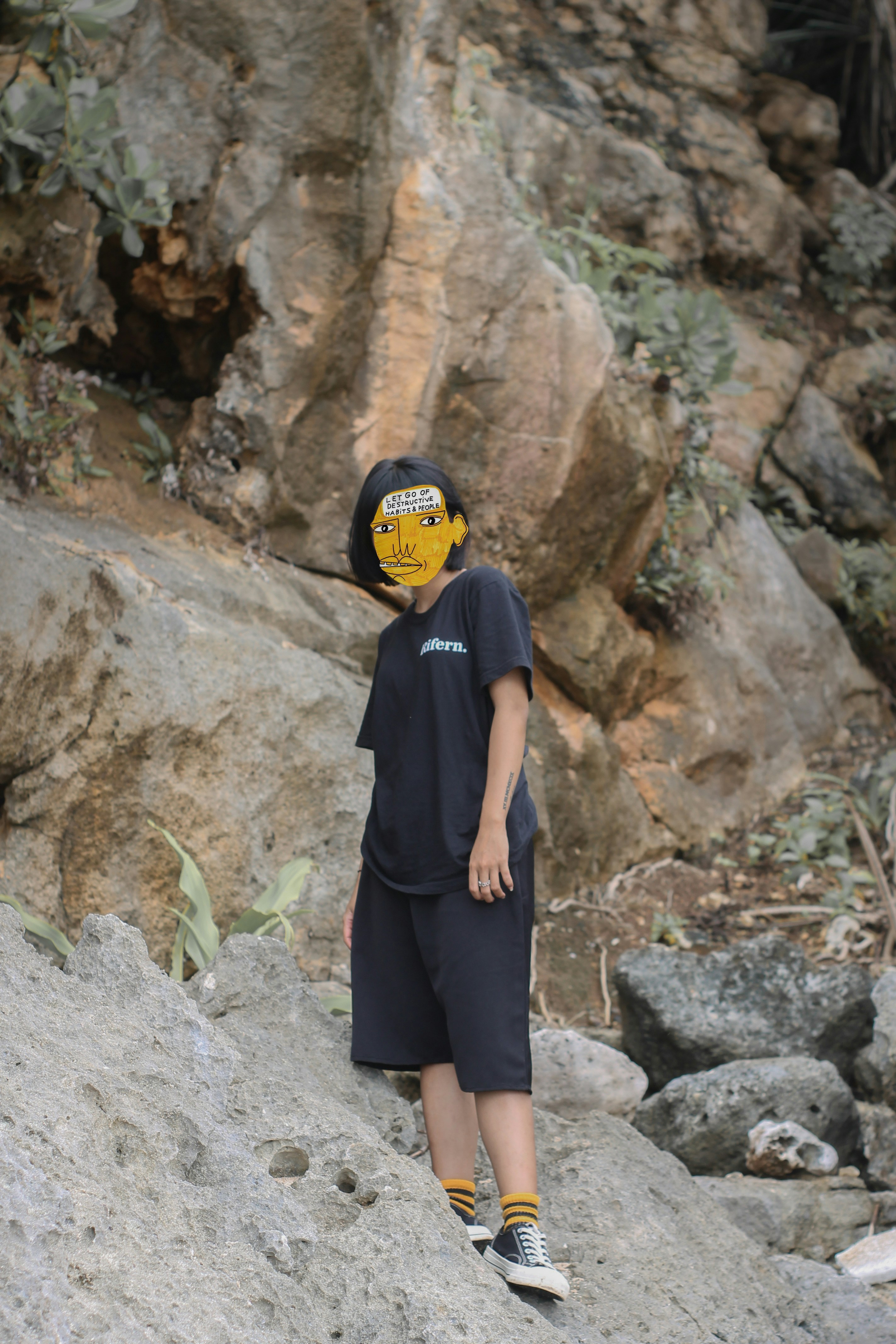 Seorang Pria Berdiri di Bukit Berbatu