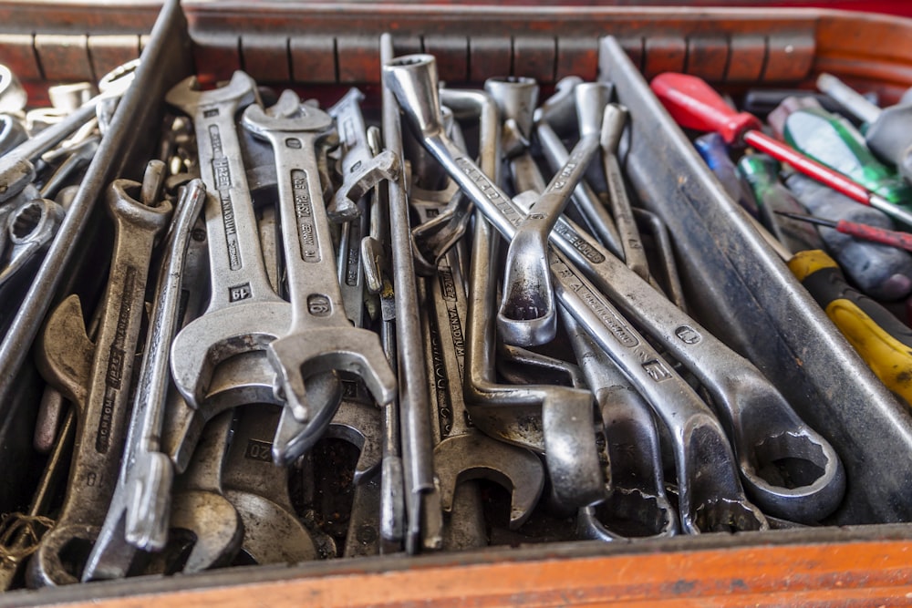 uma caixa cheia de muitas chaves inglesas e outras ferramentas