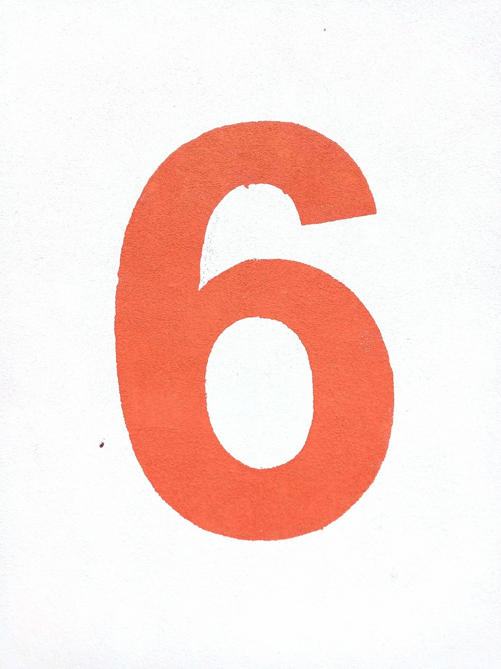 eine Nahaufnahme einer Nummer sechs auf weißem Hintergrund