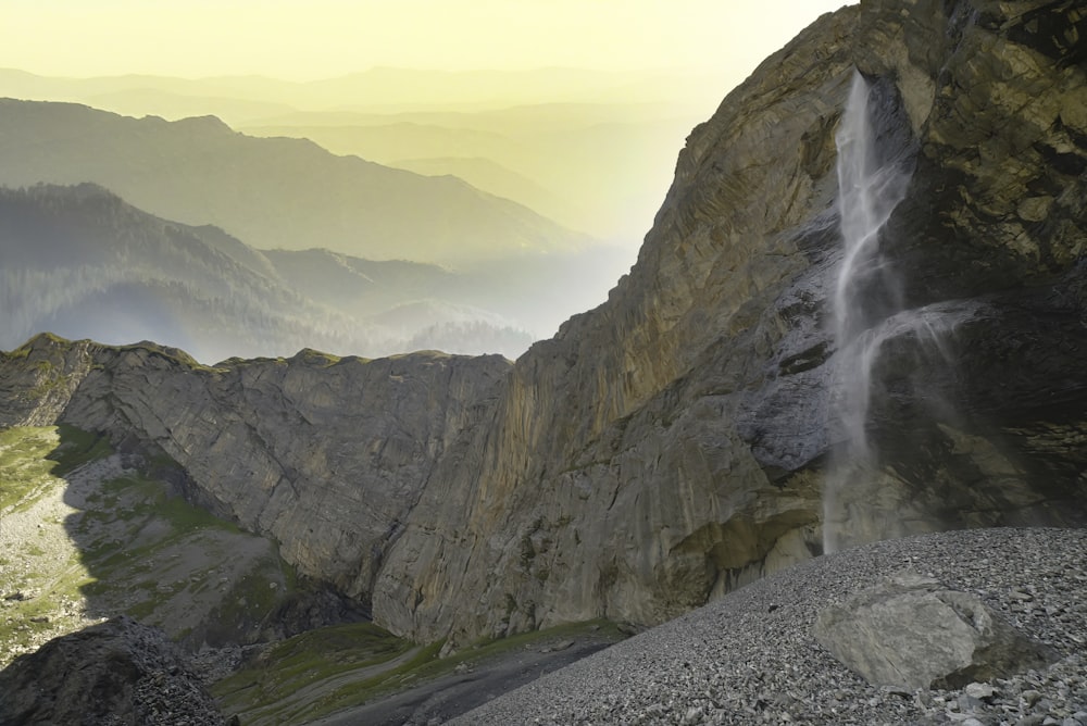 Una cascada muy alta en medio de una montaña