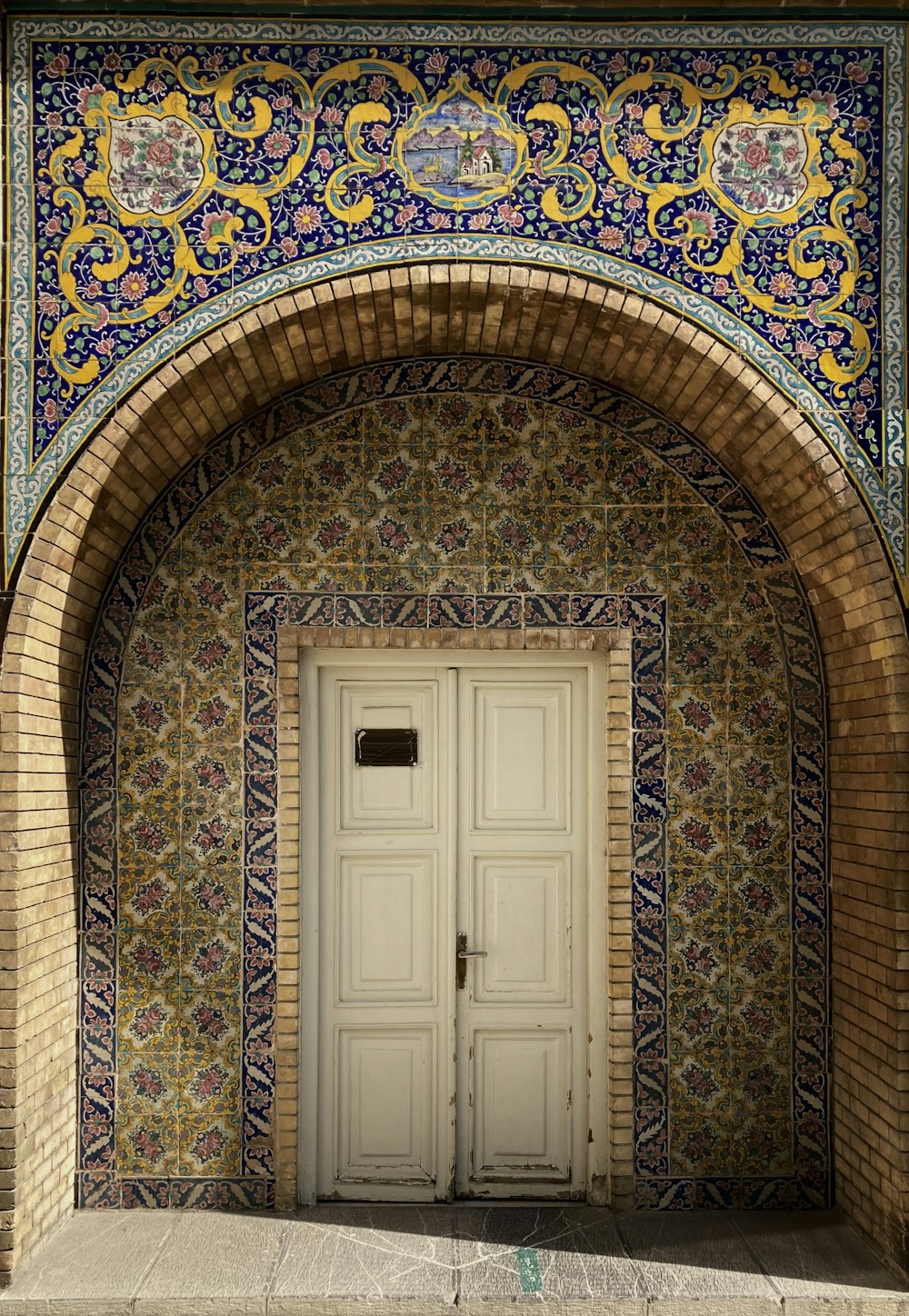 a white door sitting in the middle of a doorway