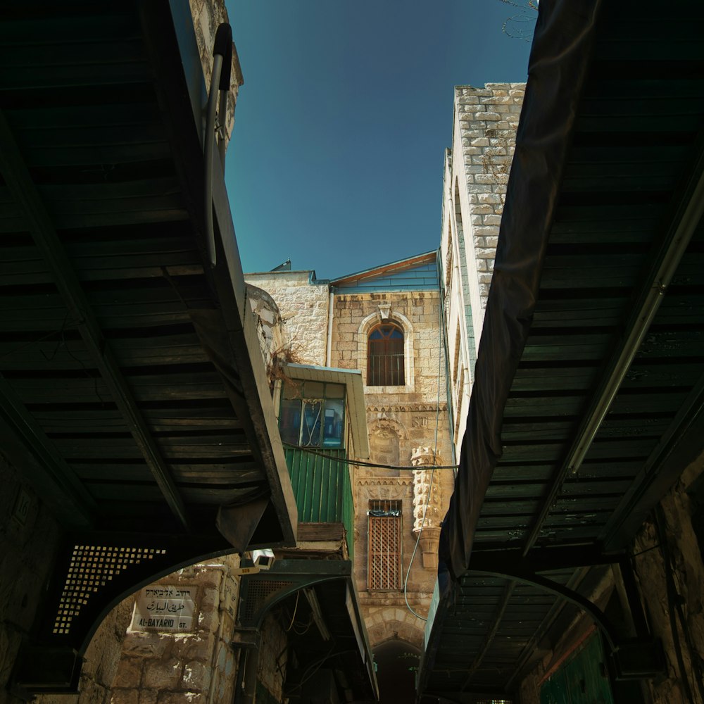 a narrow alley way with a building in the background