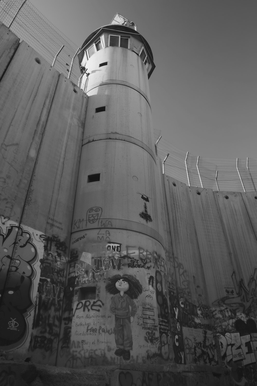 una torre alta con graffiti en el costado