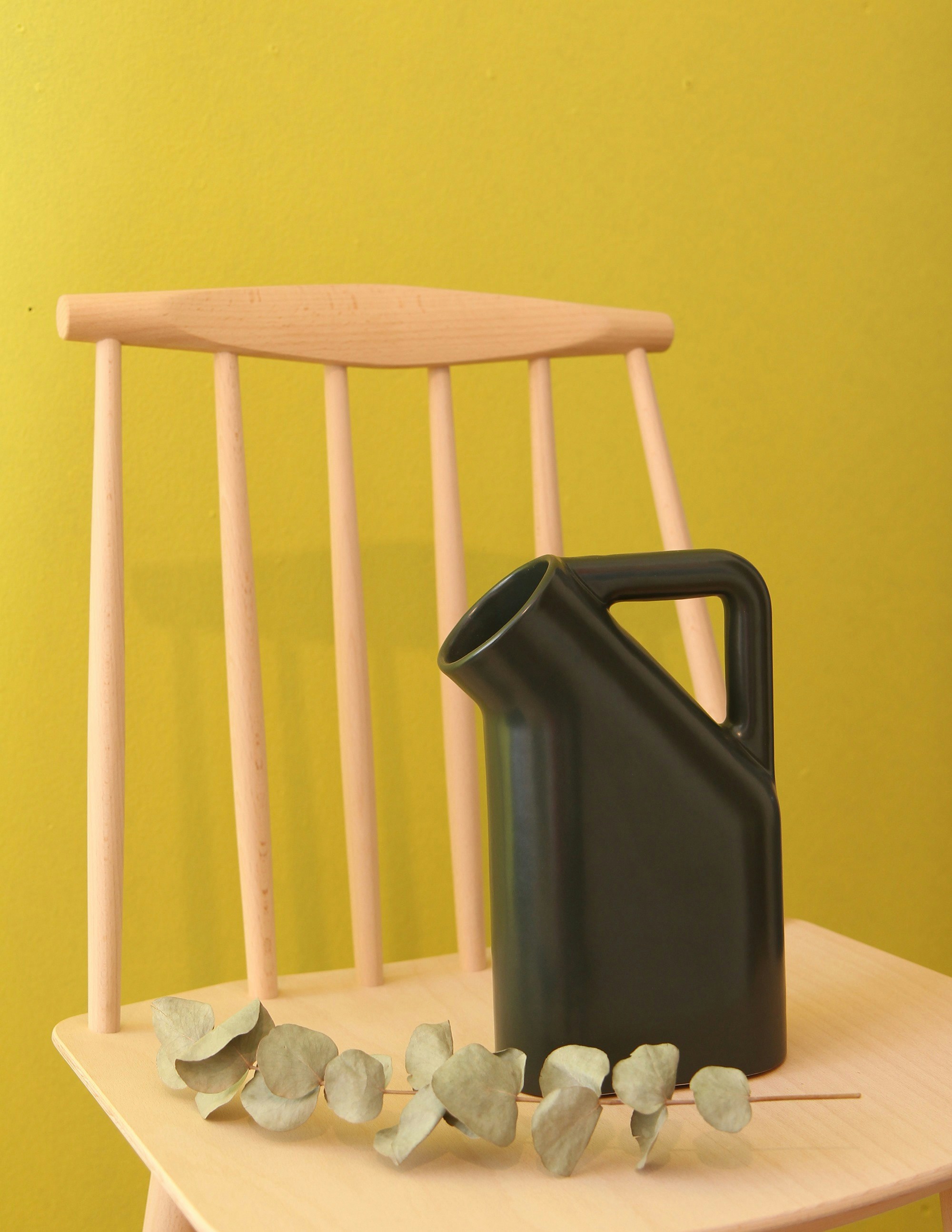 une-cruche-noire-pos-e-sur-une-chaise-en-bois-photo-photo-meubles