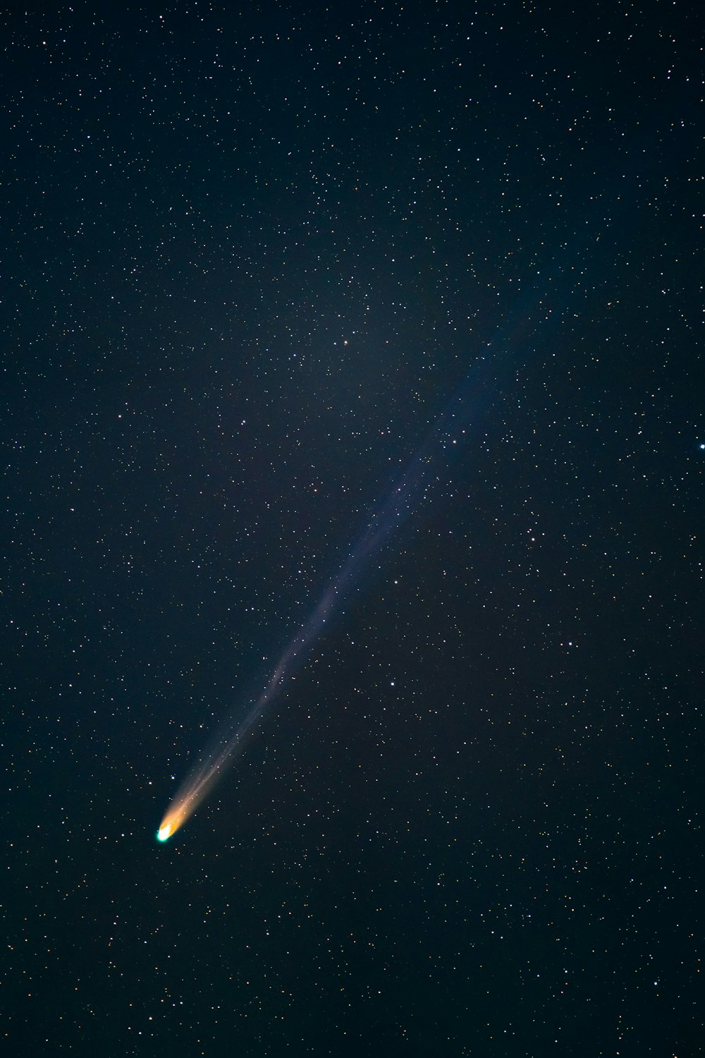 Une vue du ciel regardant vers le haut la nuit