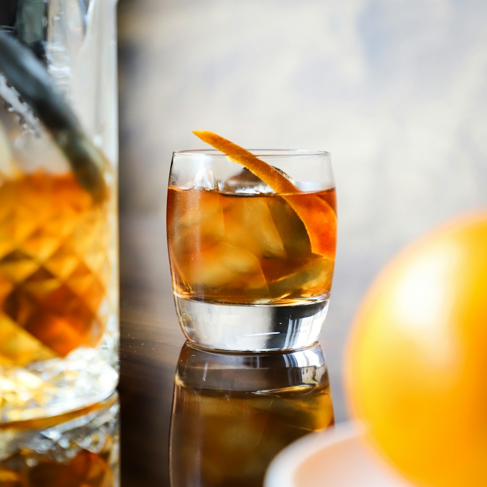 un verre d’eau avec une peau d’orange dedans