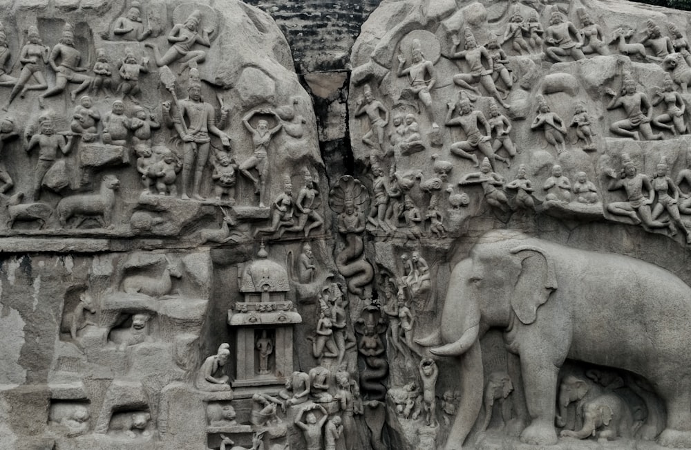 eine Steinschnitzerei von Elefanten und anderen Tieren