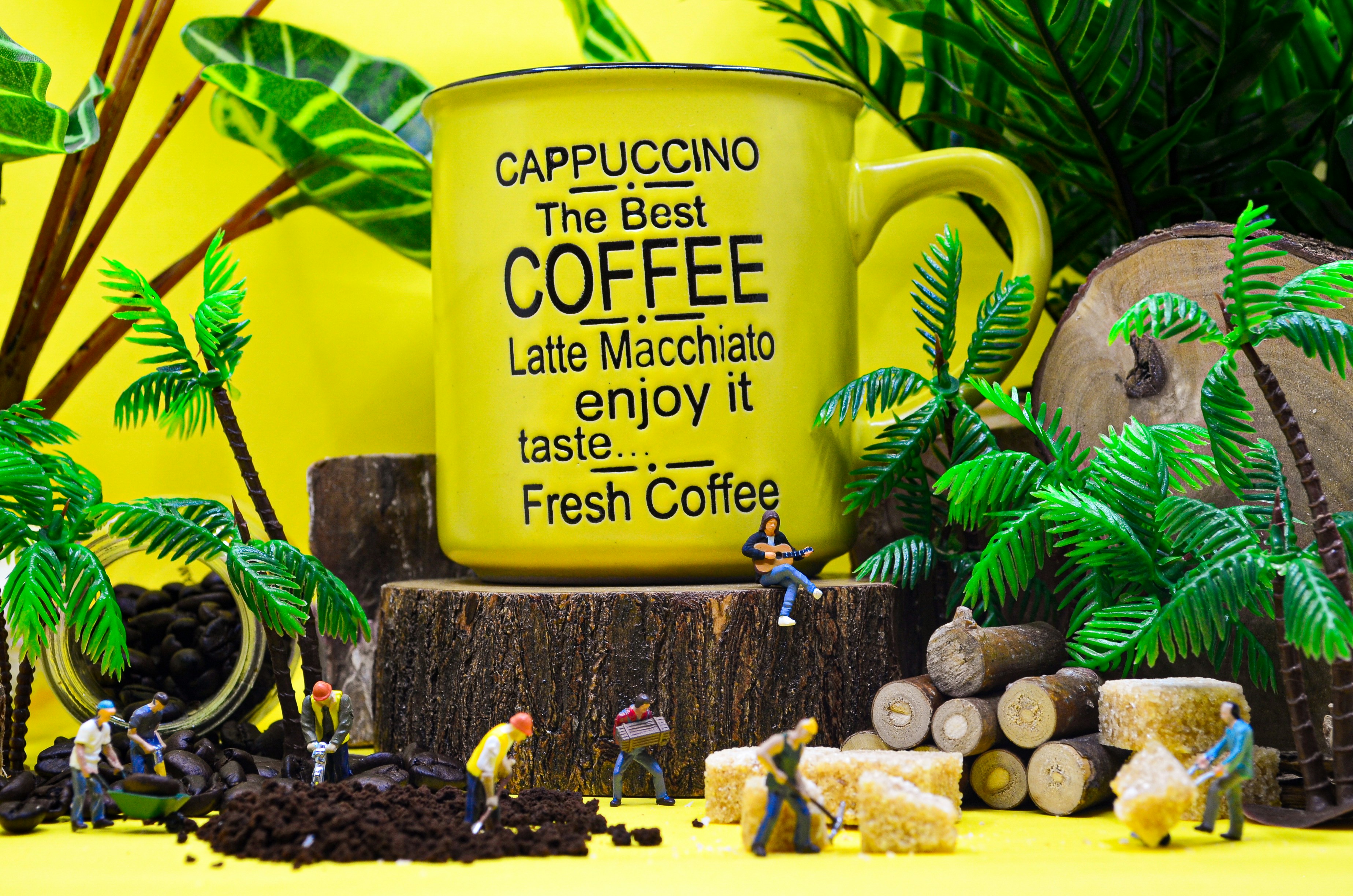 una tazza di caffè gialla seduta sulla cima di un ceppo d'albero