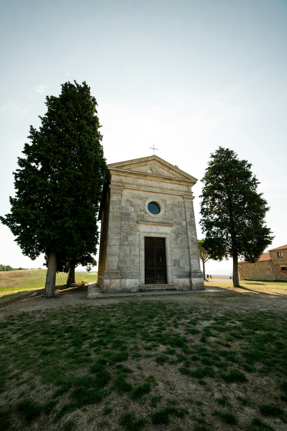 una piccola torre con un orologio in cima