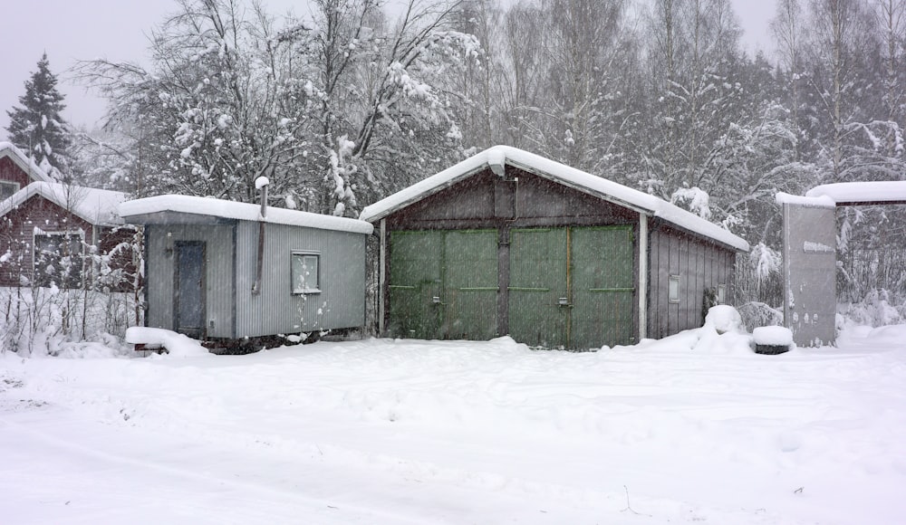 un couple de garages assis l’un à côté de l’autre dans la neige