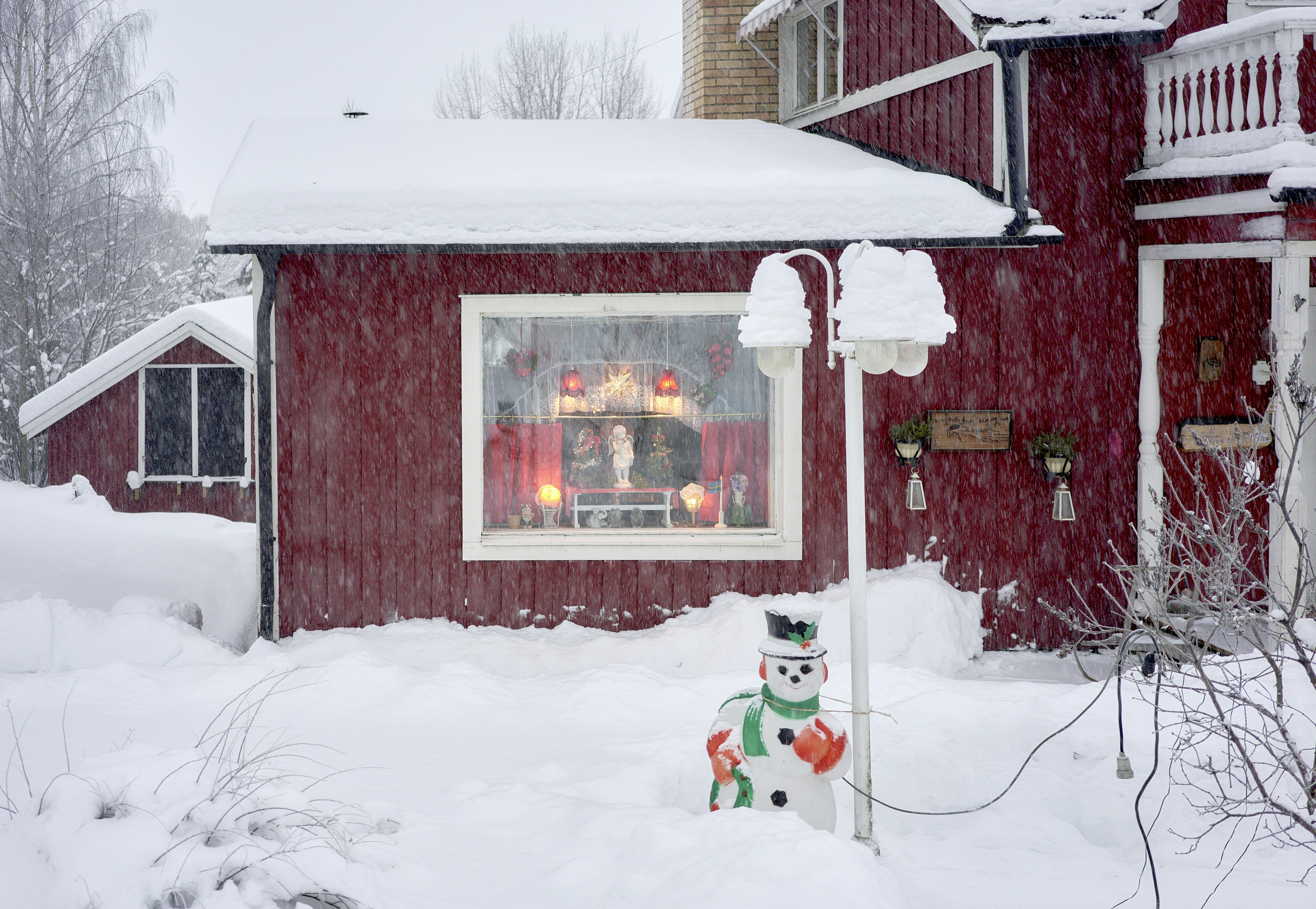 a snowman in front of a red house, Snowman