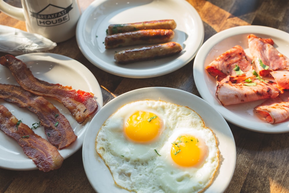 una mesa de madera cubierta con platos de alimentos para el desayuno