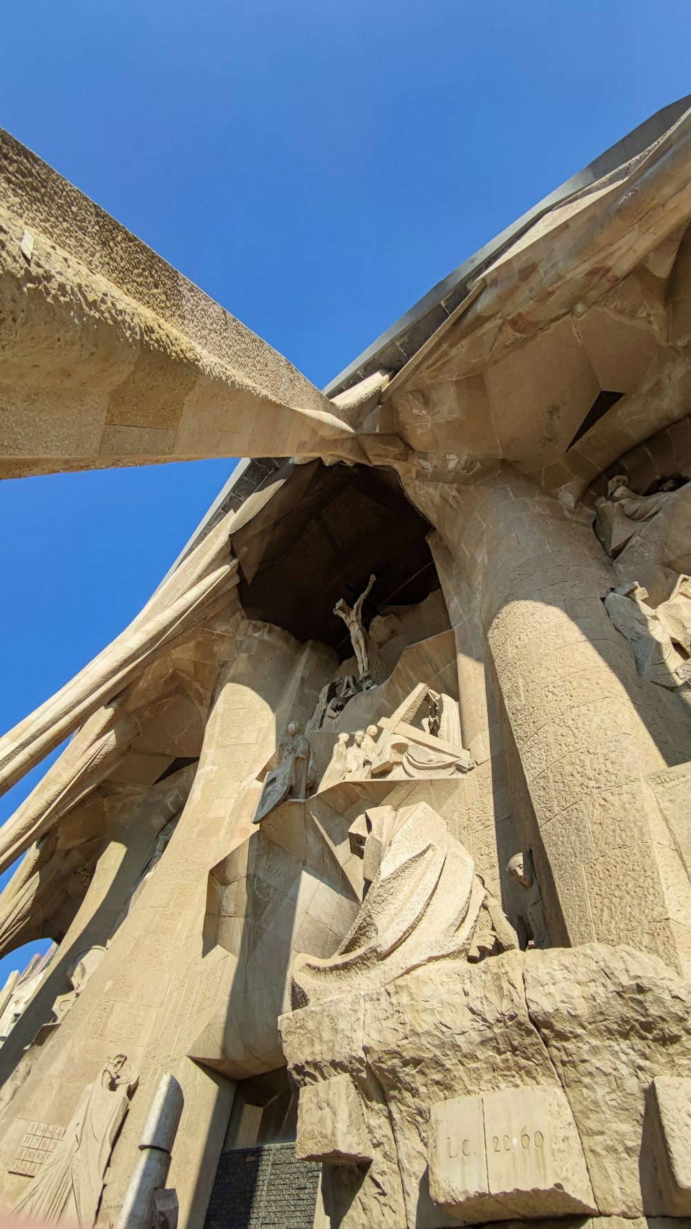 空を背景にした非常に高い建物