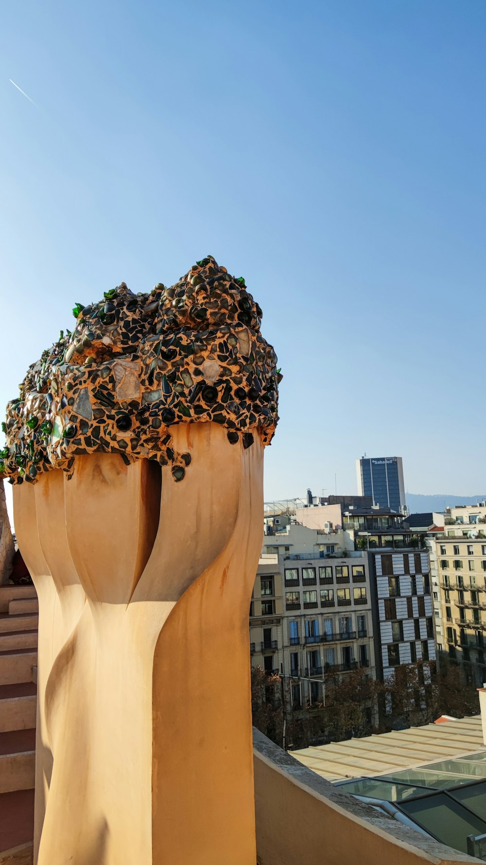una scultura di un albero sulla cima di un edificio