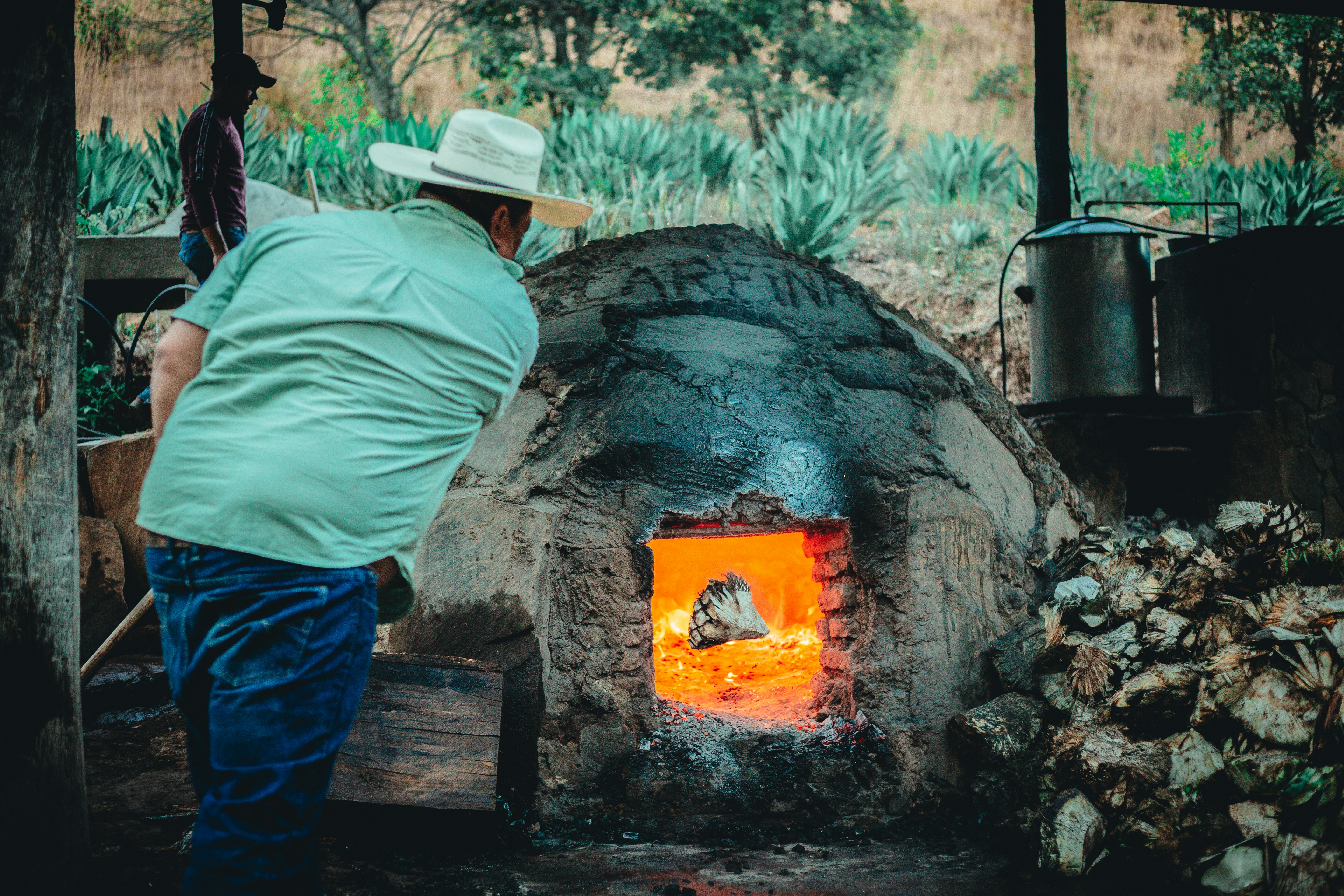 Maestro cocinero enseñando técnicas ancestrales