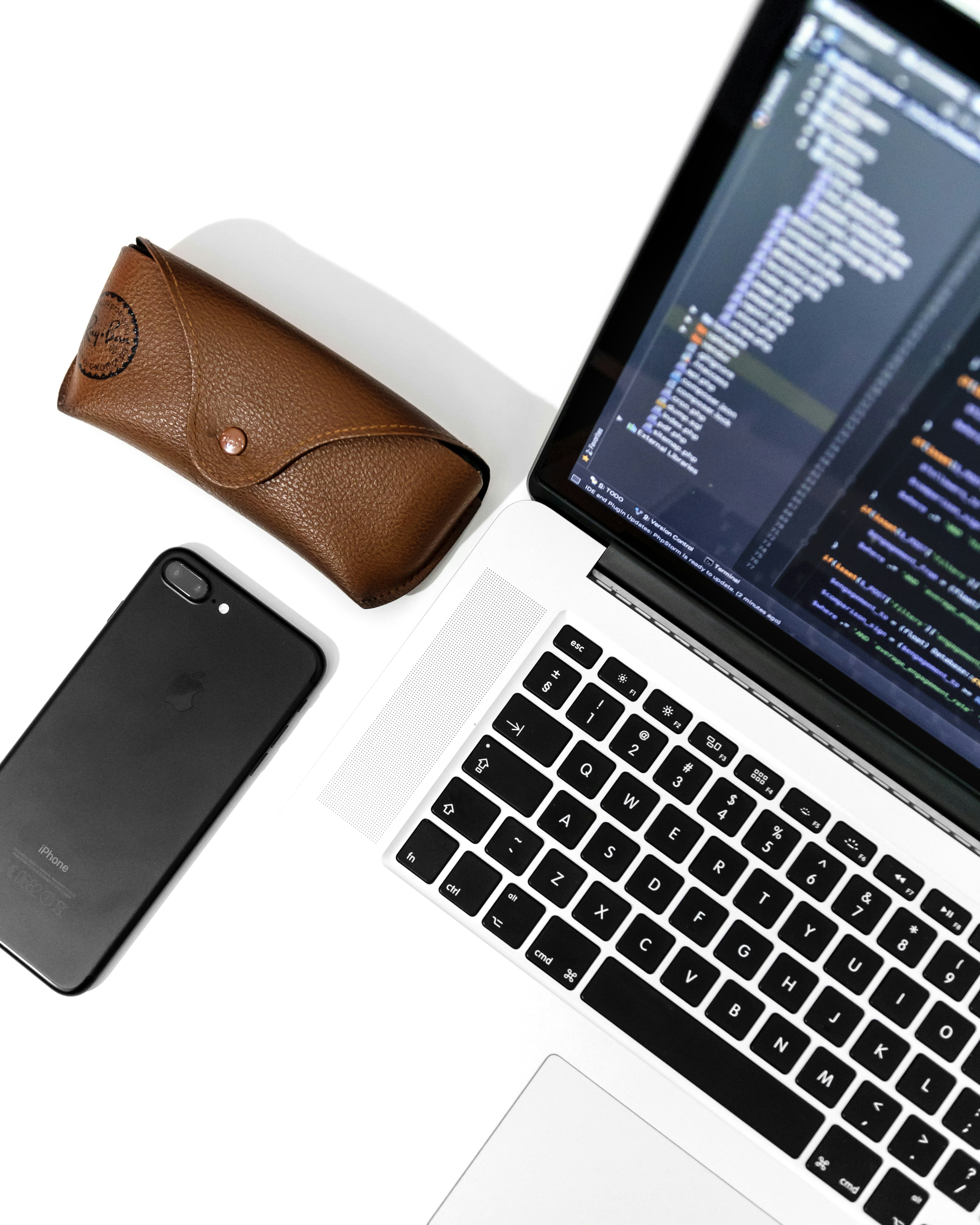 una computadora portátil abierta sentada junto a un teléfono celular