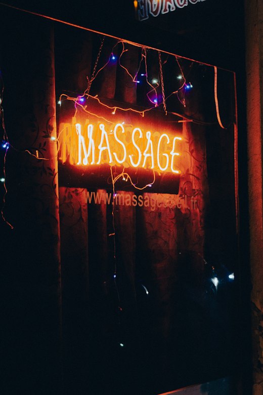 Cartel de neón rojo con la palabra massage